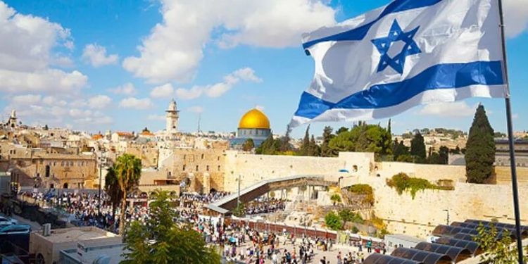 Три человека погибли и не менее четырех пострадали при атаке на прохожих в израильском городе Элад