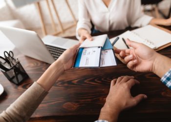 S-au scumpit vacanțele: Agențiile de turism din țară spun că, în acest an, prețul pachetelor turistice s-au majorat cu circa 30% | VIDEO