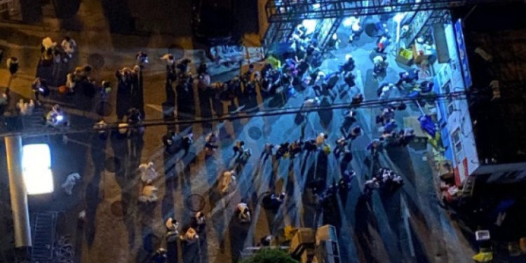 13.000 de oameni din Beijing, scoși forțat din case noaptea și încolonați pentru a fi duși în carantină: „E la fel ca în Shanghai” | FOTO