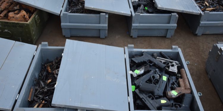 Schema de contrabandă cu arme din Ucraina pregătită de un grup infracțional, destructurată de oamenii legii