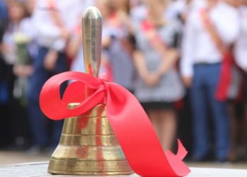 După doi ani de festivități „online”, ultimul sunet de clopoțel a răsunat astăzi în toate școlile din Chișinău | VIDEO