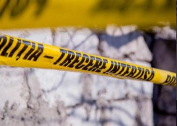 S-a tăiat la gât, în timp ce se certa la telefon: Bărbatul a murit în drum spre spital