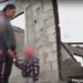 O mamă cu doi copii s-a pomenit pe drumuri după ce soțul ei, fiind băut, a dat foc la casă. Unde se află în prezent tatăl copiilor și cum își explică faptele, la emisiunea „Oameni pentru Oameni” | VIDEO