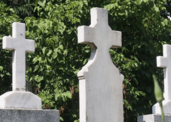 „Am venit să-i pomenim, să-i vedem măcar pe fotografie…”. Locuitorii orașului Orhei s-au adunat la cimitir pentru a-i comemora pe cei trecuți în eternitate | VIDEO