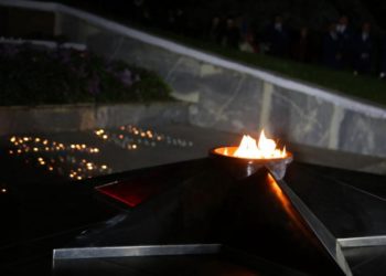 1418 lumânări, aprinse în memoria fiecărei zile de război. Uniunea Tineretului Comunist din Moldova a organizat un eveniment de comemorare al victimelor celui de-Al Doilea Război Mondial | VIDEO