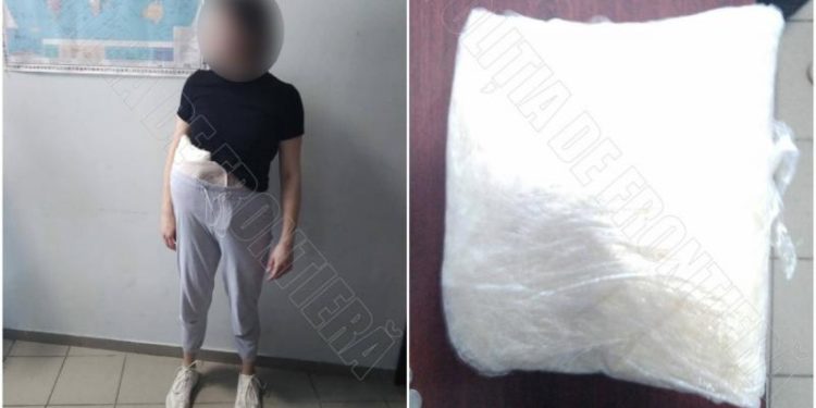 O femeie din Ucraina, reținută la vamă cu 2 kg de droguri: Pachetul era ascuns sub haine | FOTO
