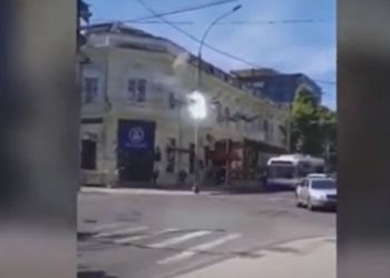 Pericol pe o stradă din capitală: Momentul producerii unui scurtcircuit la firele de troleibuz. Reacția RTEC | VIDEO