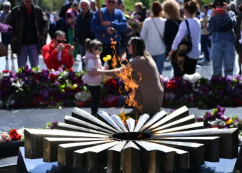 La Bălți episcopul Marchel a purtat panglica sfântul Gheorghe, iar în stânga Nistrului parada militară a fost anulată: Cum în Moldova oamenii au comemorat victimele celui de-Al Doilea Război Mondial | VIDEO