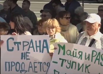 „Ne-au înădușit cu aceste facturi”. Nemulțumiți de scumpirile în lanț, oamenii continuă să protesteze în fața Parlamentului, cerând și respectarea neutralității Moldovei | VIDEO