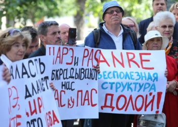 „Am ajuns la zilele disperării, nu știm încotro s-o apucăm”. Prețul benzinei și a energiei electrice a scos cetățenii, dar și pe reprezentanții Partidelor „ȘOR” și Comuniștilor la proteste în fața ANRE | VIDEO