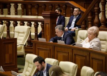 Вадим Фотеску: В кризисное время президент страны отправилась в отпуск, премьер путешествует, а парламент голосует за предоставление квартир сотрудникам правительства