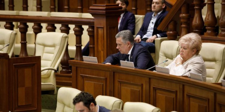 Вадим Фотеску: В кризисное время президент страны отправилась в отпуск, премьер путешествует, а парламент голосует за предоставление квартир сотрудникам правительства