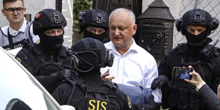 Magistrații Judecătoriei Ciocana examinează cererea de plasare în arest al lui Igor Dodon și a cumnatului său.  Fostul președinte nu a fost lăsat să facă declarații presei | VIDEO