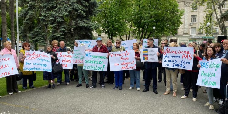 Deputații Partidului „ȘOR” și ai PCRM au cerut demisia Guvernului, în cadrul unui flashmob