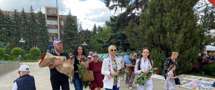 Команда Партии «ШОР» во главе с Мариной Таубер подарила цветы бельчанам в знак благодарности и уважения