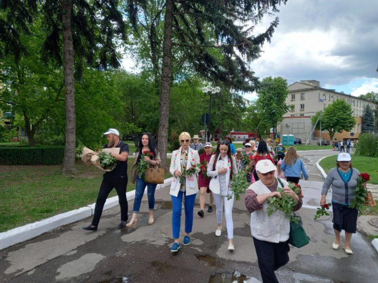 Команда Партии «ШОР» во главе с Мариной Таубер подарила цветы бельчанам в знак благодарности и уважения