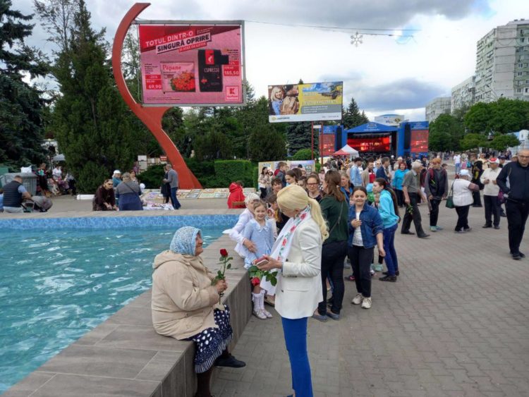Команда Партии «ШОР» во главе с Мариной Таубер подарила цветы бельчанам в знак благодарности и уважения