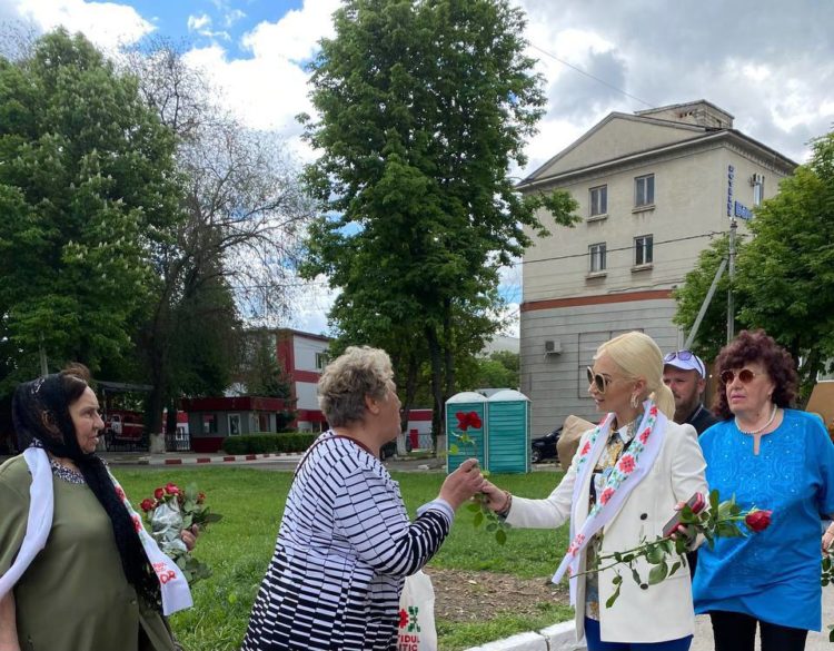 Команда Партии «ШОР» во главе с Мариной Таубер подарила цветы бельчанам в знак благодарности и уважения