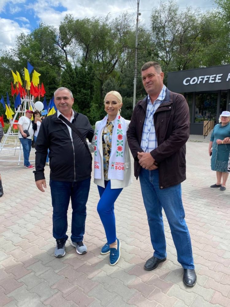 Команда Партии «ШОР» во главе с Мариной Таубер подарила цветы бельчанам в знак благодарности и уважения