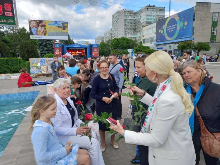 Команда Партии «ШОР» во главе с Мариной Таубер подарила цветы бельчанам в знак благодарности и уважения