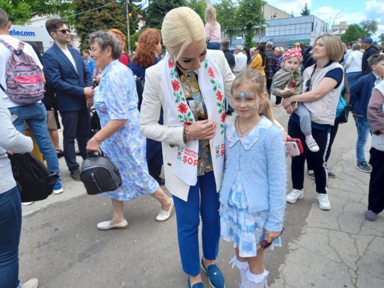 Команда Партии «ШОР» во главе с Мариной Таубер подарила цветы бельчанам в знак благодарности и уважения