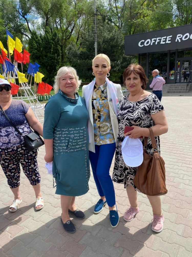 Команда Партии «ШОР» во главе с Мариной Таубер подарила цветы бельчанам в знак благодарности и уважения