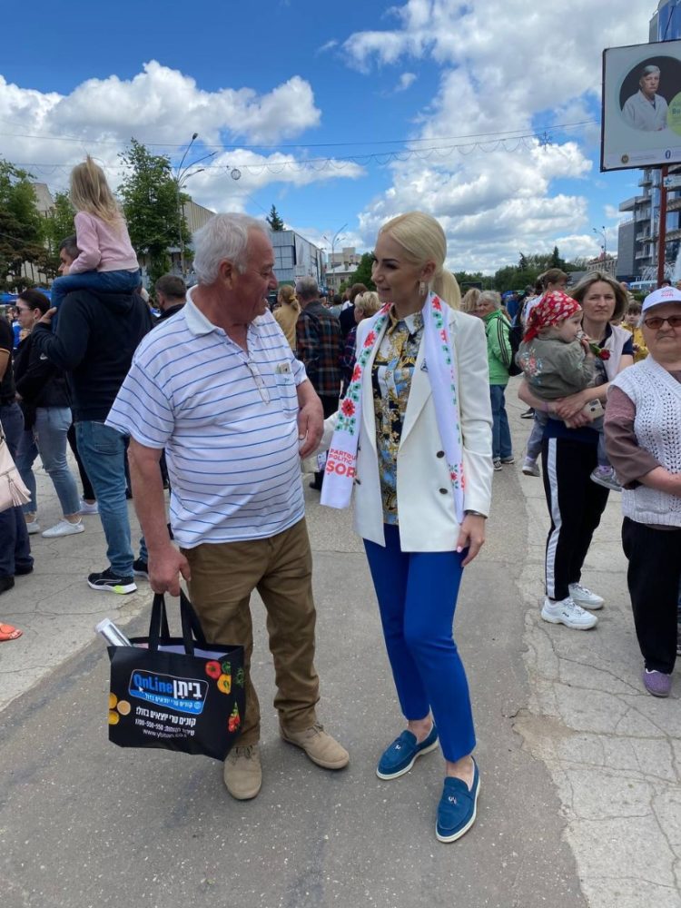 Команда Партии «ШОР» во главе с Мариной Таубер подарила цветы бельчанам в знак благодарности и уважения