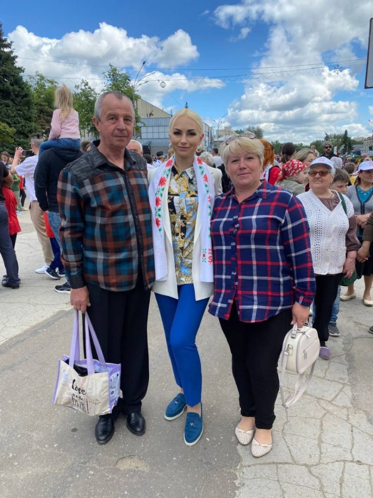 Команда Партии «ШОР» во главе с Мариной Таубер подарила цветы бельчанам в знак благодарности и уважения