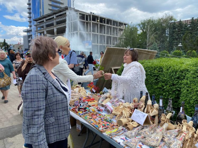 Команда Партии «ШОР» во главе с Мариной Таубер подарила цветы бельчанам в знак благодарности и уважения