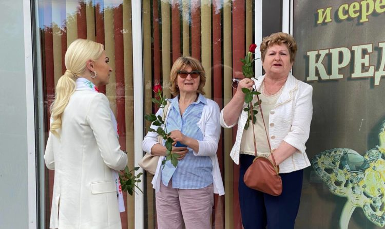 Команда Партии «ШОР» во главе с Мариной Таубер подарила цветы бельчанам в знак благодарности и уважения