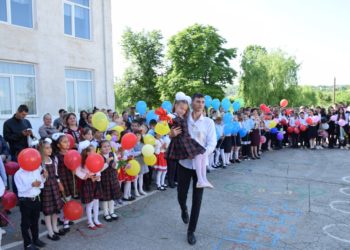 Discursuri solemne, emoții de nedescris și premii pentru cei mai buni absolvenți. Ultimul sunet de clopoțel a răsunat cu mult fast în școlile din Orhei | VIDEO