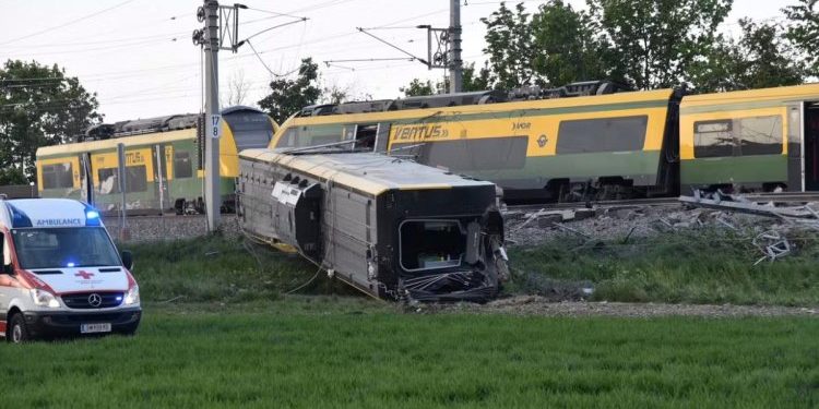 Accident feroviar grav în Austria. Un om a murit și alți 12 au fost răniți, după ce un tren a deraiat lângă Viena