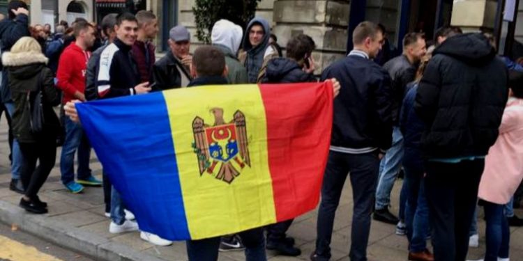 Circa 95 de mii de moldoveni din străinătate au renunțat la buletinele de identitate