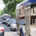 Forfotă mare în trafic, de Paștele Blajinilor: Zeci de oameni în stațiile de așteptare și ambuteiaje în preajma cimitirelor din capitală | VIDEO