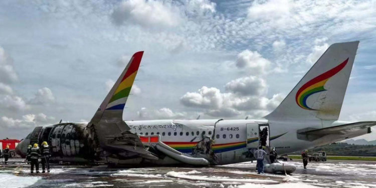 Un avion cu peste 120 de oameni la bord a luat foc pe pista aeroportului în China