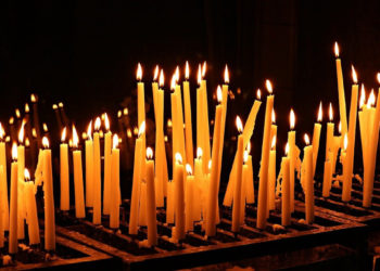 Lumânările au devenit mai scumpe la bisericile din țară. Secretarul Mitropoliei: Se urmărește un deficit de ceară | VIDEO