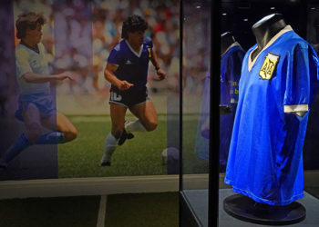 Preț record. Tricoul lui Maradona purtat când a dat golul „Mâna lui Dumnezeu” a fost vândut cu peste 9 milioane de dolari