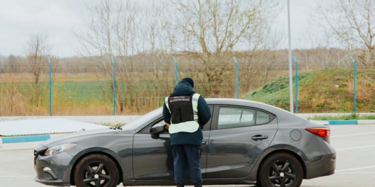 Cinci permise de conducere falsificate, depistate în 24 de ore la PTF Palanca