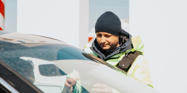 Doi șoferi străini, identificați cu permise de conducere falsificate