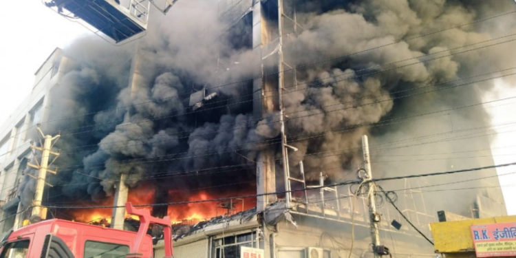 Un incendiu violent a provocat moartea de 27 de oameni în New Delhi. Peste 25 sunt răniți | VIDEO