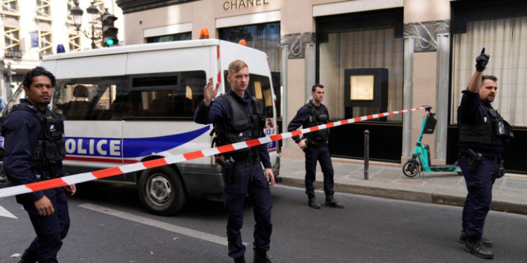 Jaf armat de milioane de euro la un magazin Chanel din Paris