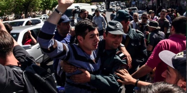 Proteste violente în Armenia. Circa 190 de oameni au fost reținuți
