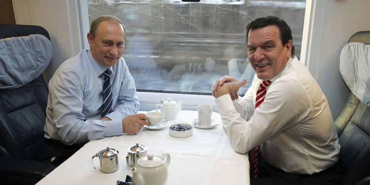 Fostul cancelar german Gerhard Schröder, apropiat al lui Vladimir Putin, se retrage din conducerea Gazprom