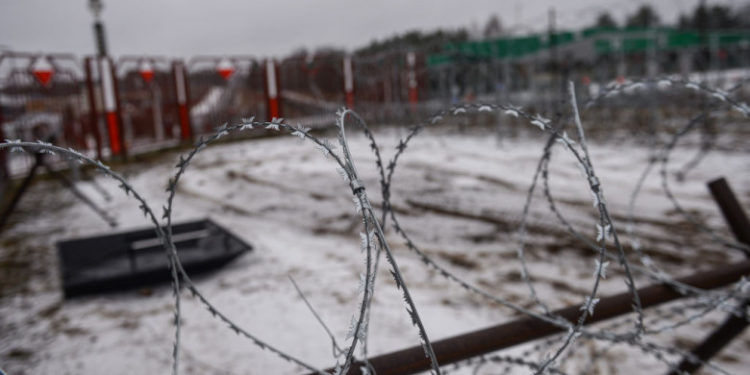 Polonia a ridicat un gard permanent de peste 5 metri pe 60 de kilometri din frontiera sa cu Belarusul