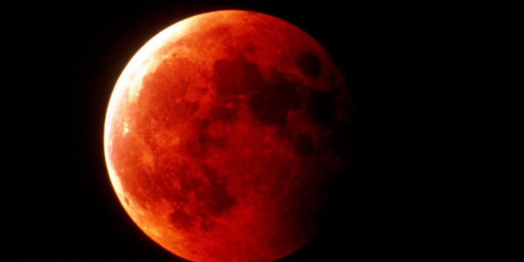 Luna va deveni roşiatică în timpul eclipsei totale din noaptea de duminică spre luni. La ce oră poate fi admirat spectacolul ceresc