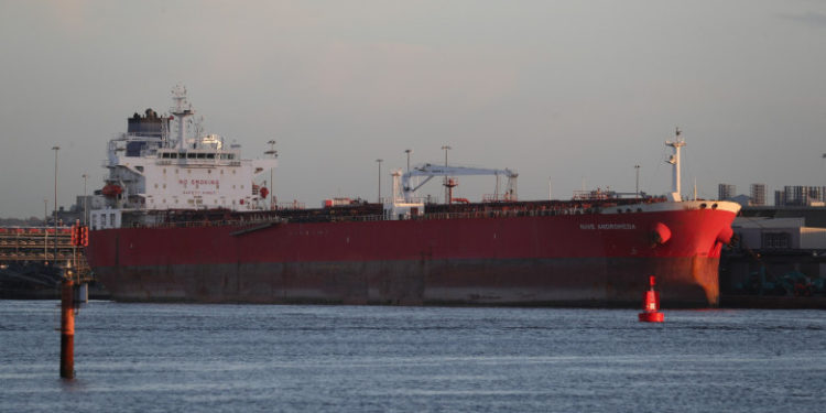 Protestatari Greenpeace au blocat intrarea într-un port britanic a unui vas încărcat cu petrol rusesc