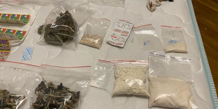 Contrabandă și vânzare de droguri de circa 1.000.000 lei. Patru persoane, reținute