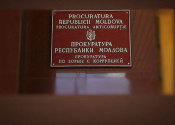 Percheziții la INSP: Doi angajați și un șef al acestora au fost reținuți pentru 72 de ore | VIDEO