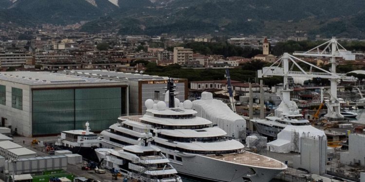 В Италии задержали 140-метровую яхту «Шахерезада». Команда Навального связывала ее с Путиным