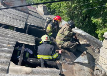 Intervenția pompierilor în capitală: Un bloc locativ de pe strada 31 August a luat foc